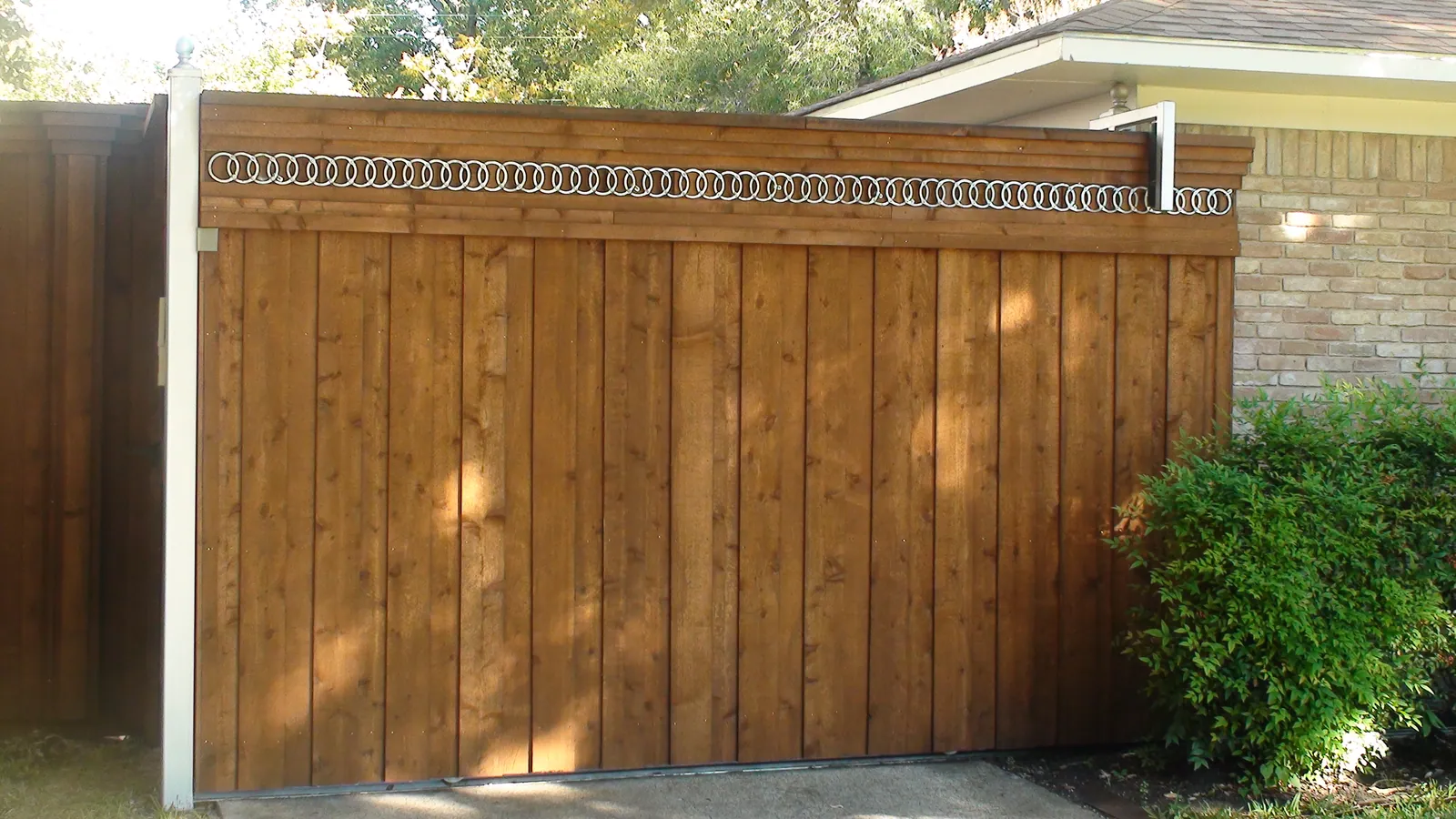 Electric gate with decorative rings