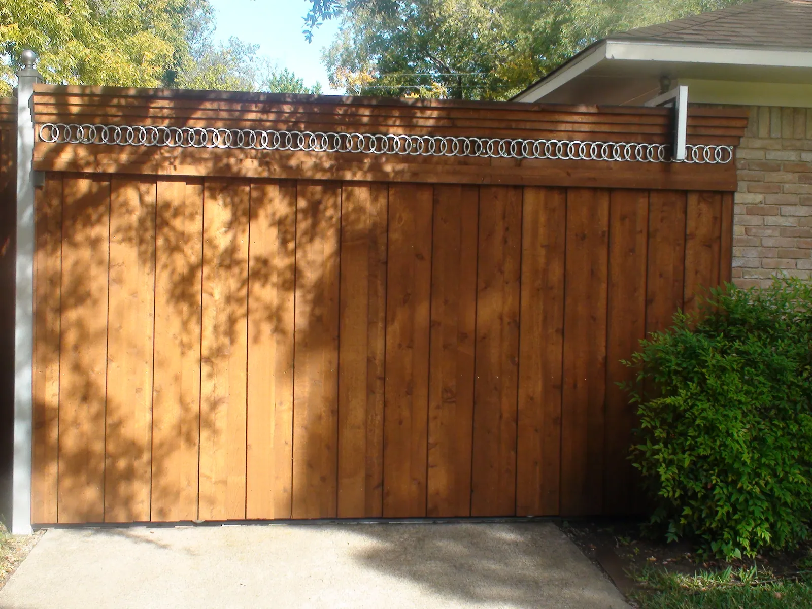 Electric gate with decorative rings — Fence Max Texas project