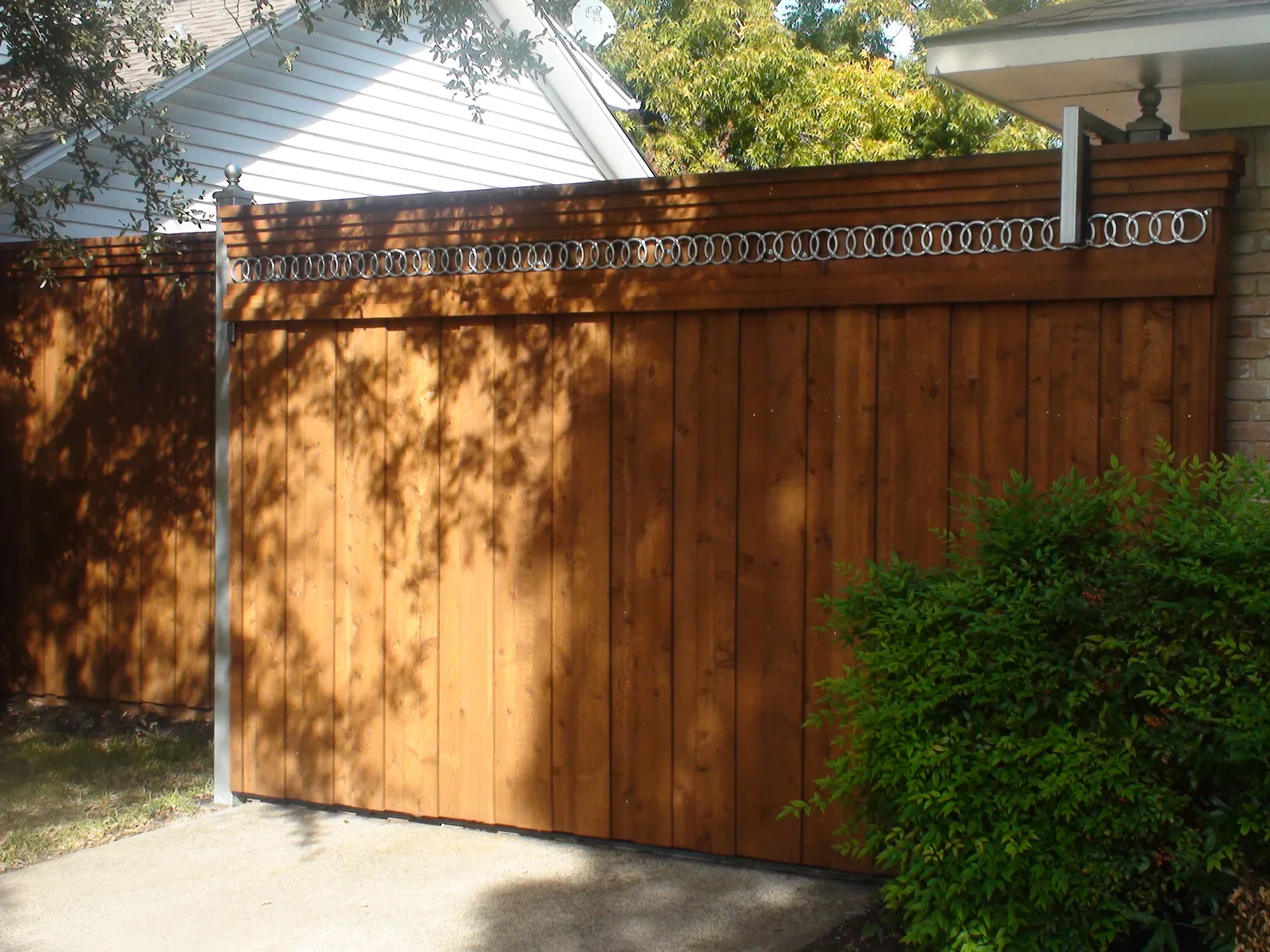 Electric gate with decorative rings — Fence Max Texas project