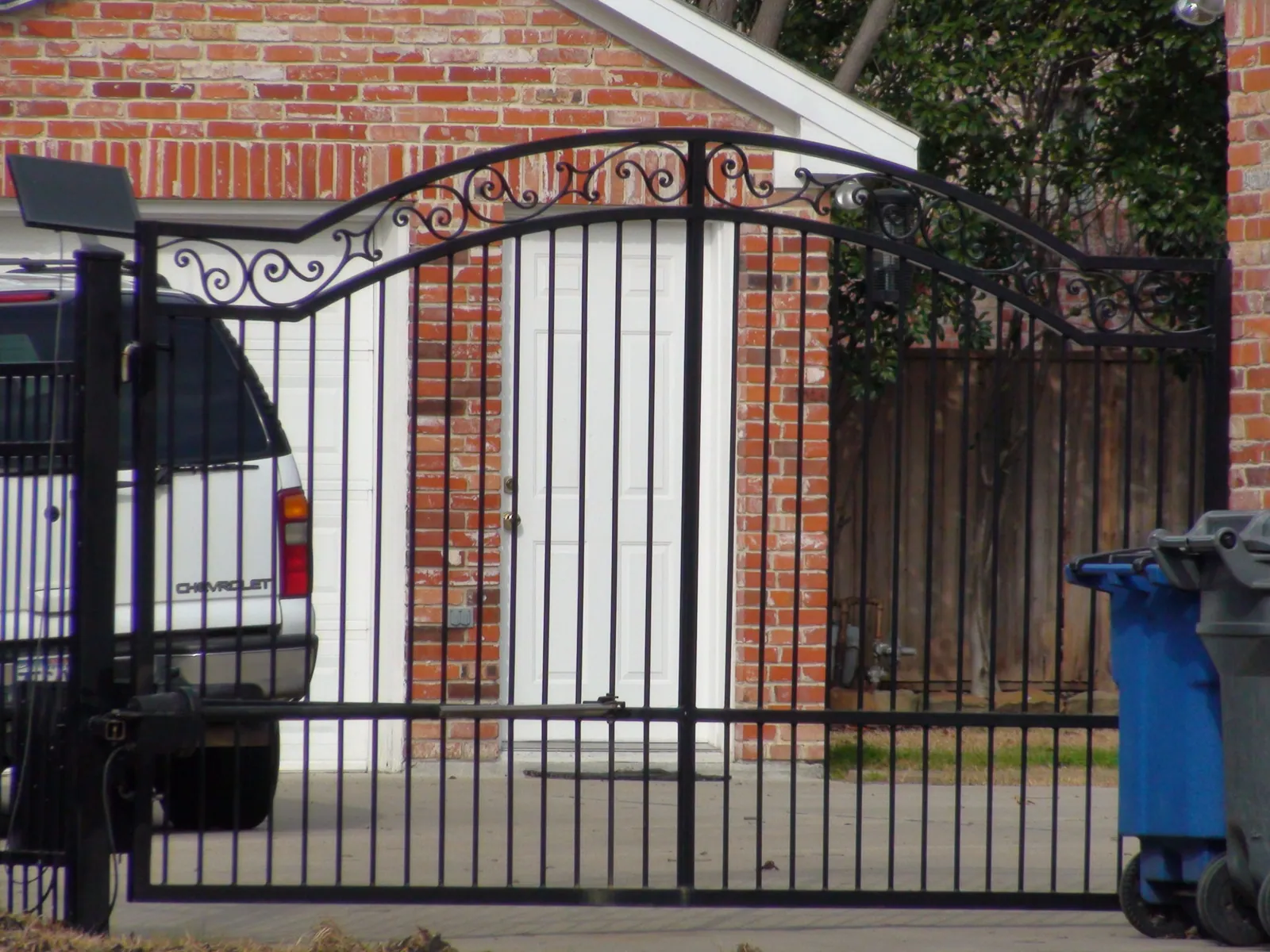 Single swing arched top with scrolls — Fence Max Texas project