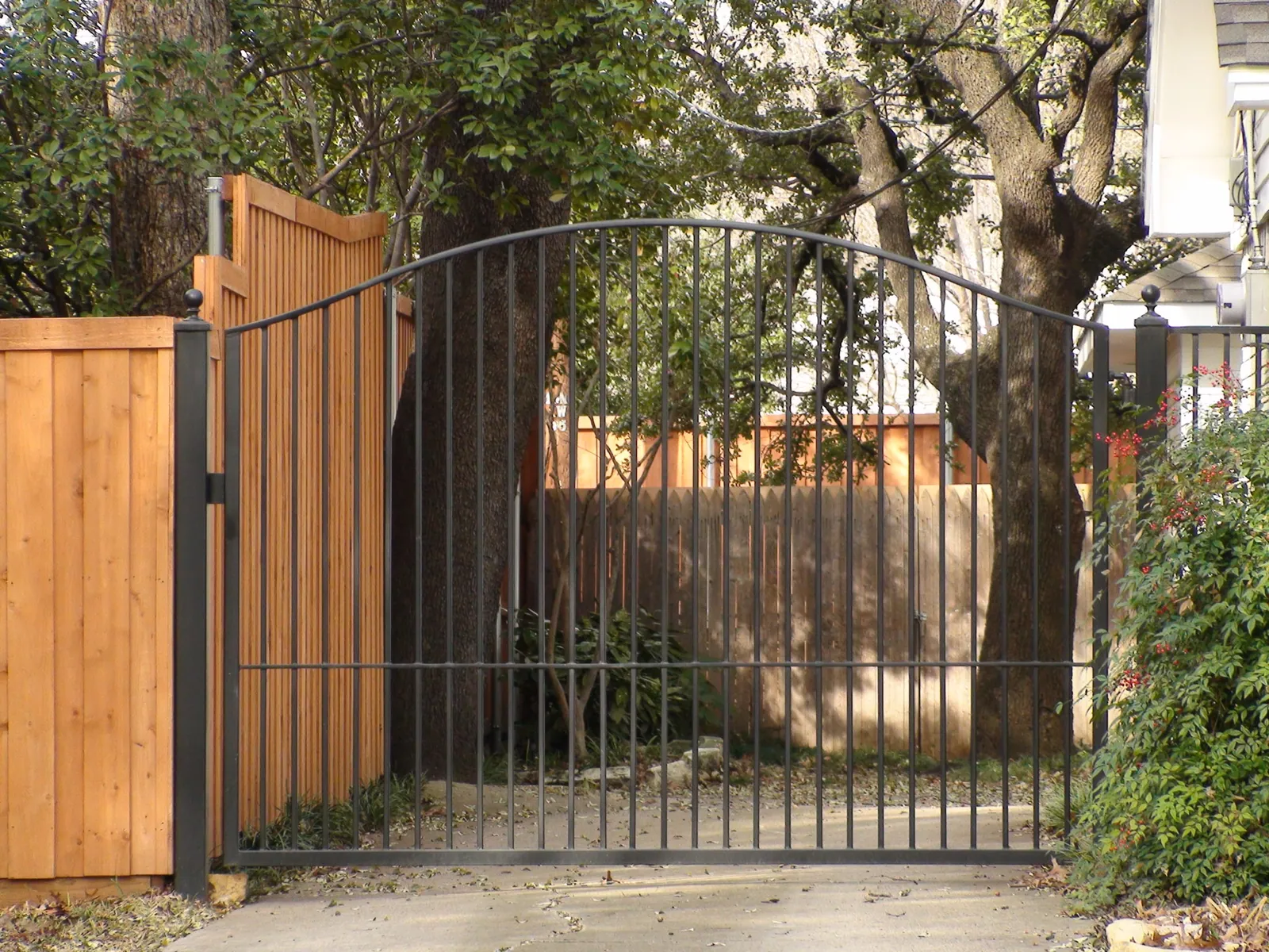 Single swing iron electric gate simple arch — Fence Max Texas project