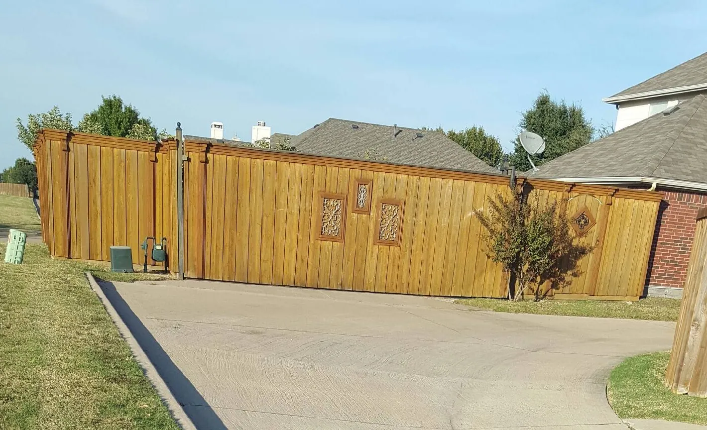 BB fence with triple trim corbels — Fence Max Texas project