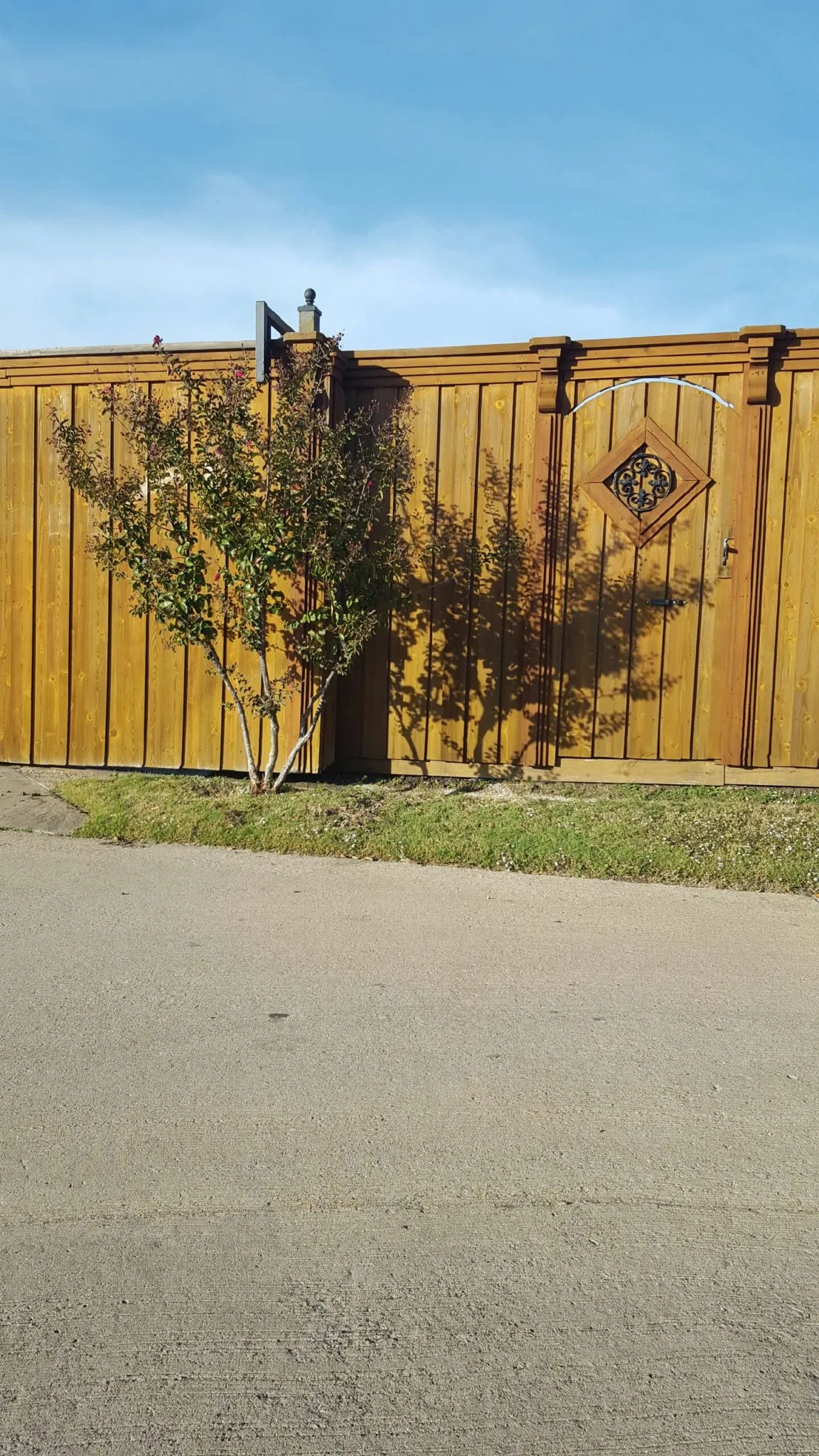 BB fence with triple trim corbels — Fence Max Texas project