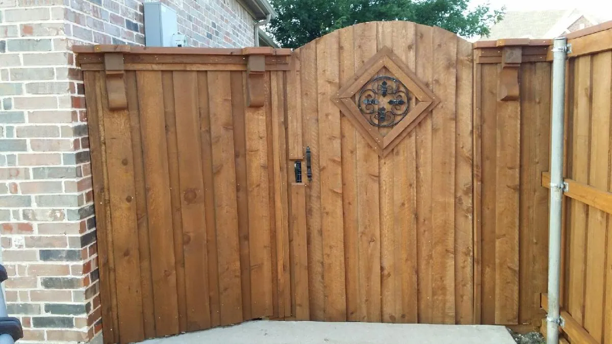 6 foot board on board fence with arched gate — Fence Max Texas project