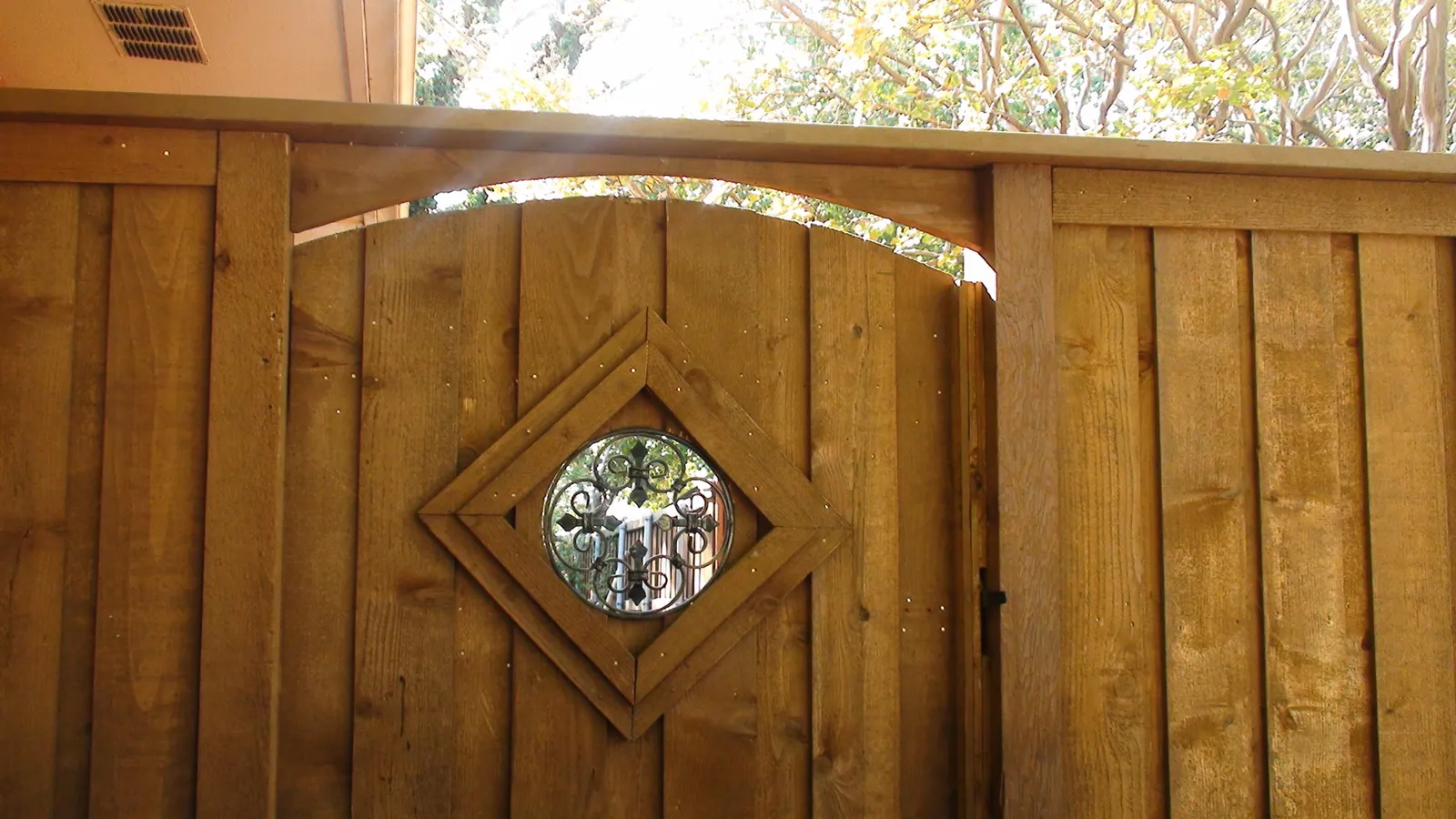 Wood gate see thru insert close up — Fence Max Texas project