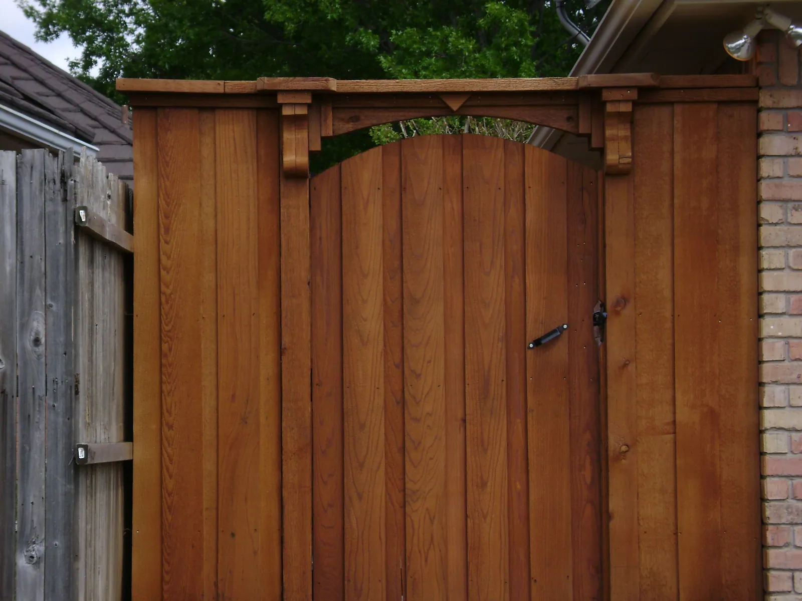 Wooden gate arched corbles — Fence Max Texas project