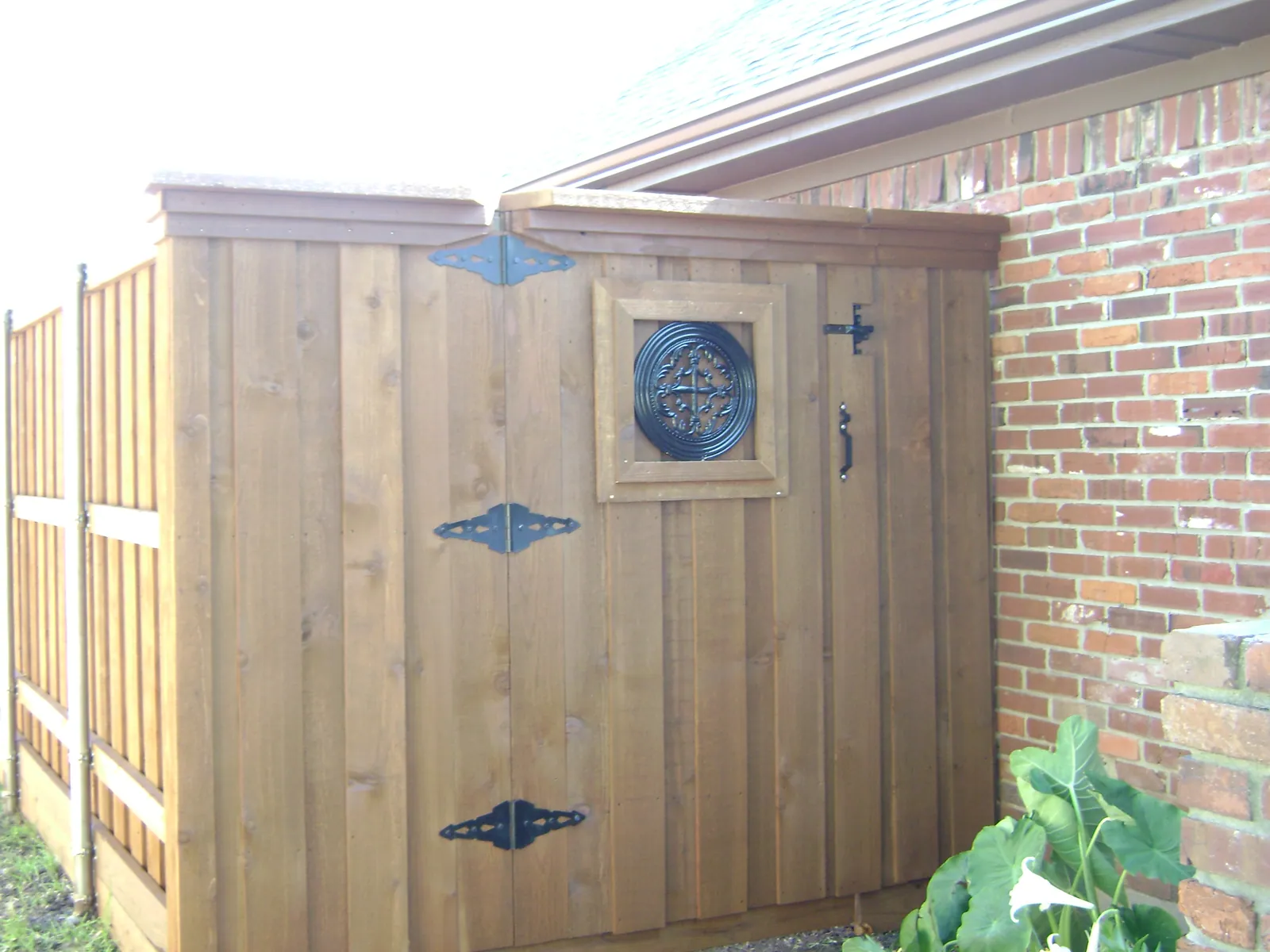 Wooden gate flat top with insert — Fence Max Texas project