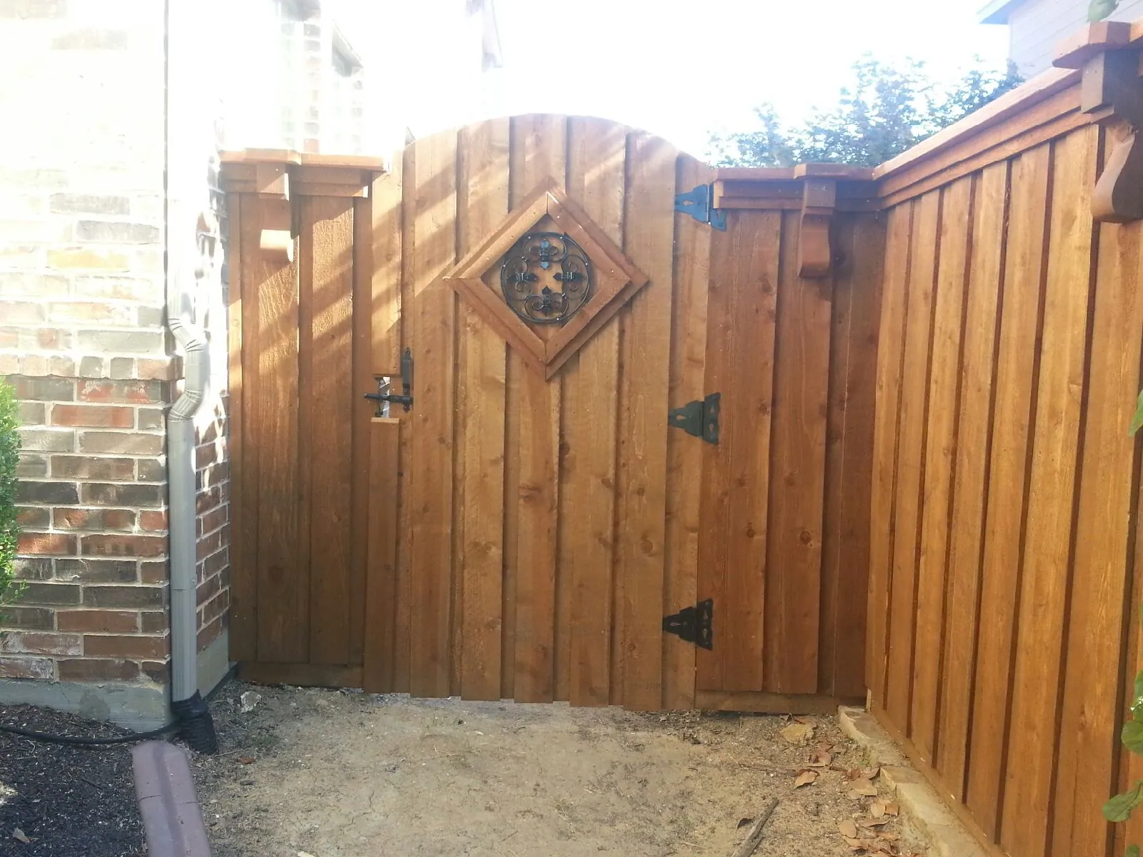 Arched gate on a 6 foot fence — Fence Max Texas project