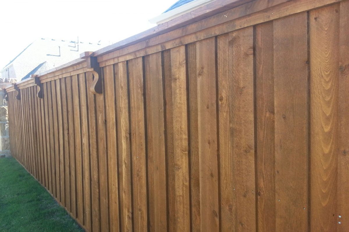 113 - BB fence with double trim & corbels