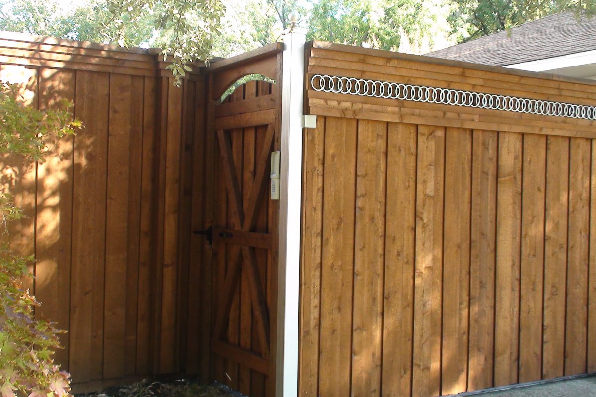 308 - Electric gate with decorative rings and side gate