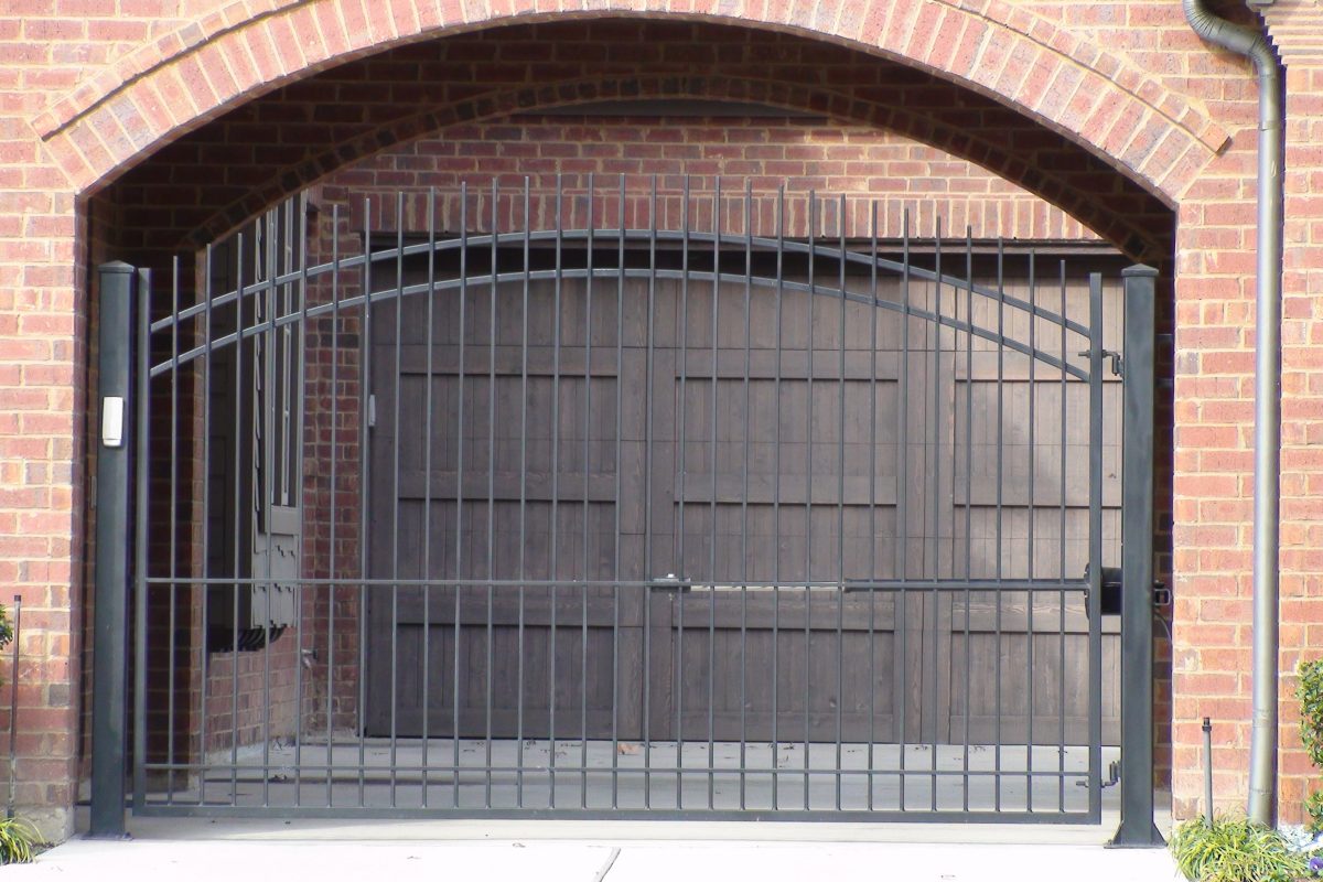 321 - Single swing gate - extended pickets inside brick arch