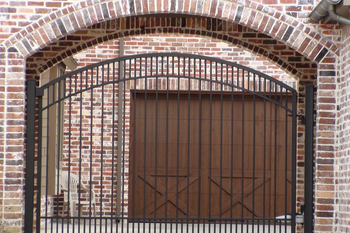 322 - Single swing gate - double arch top inside brick arch