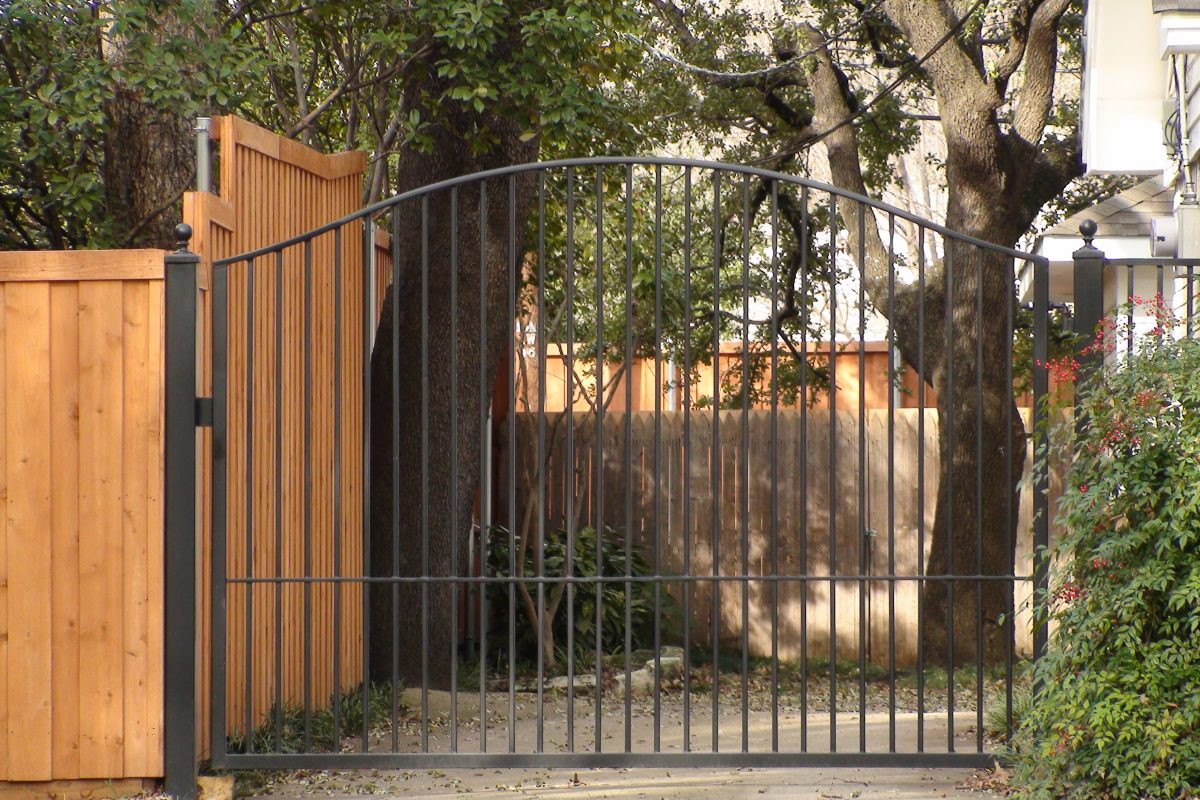 323 - Single swing iron electric gate - simple arch